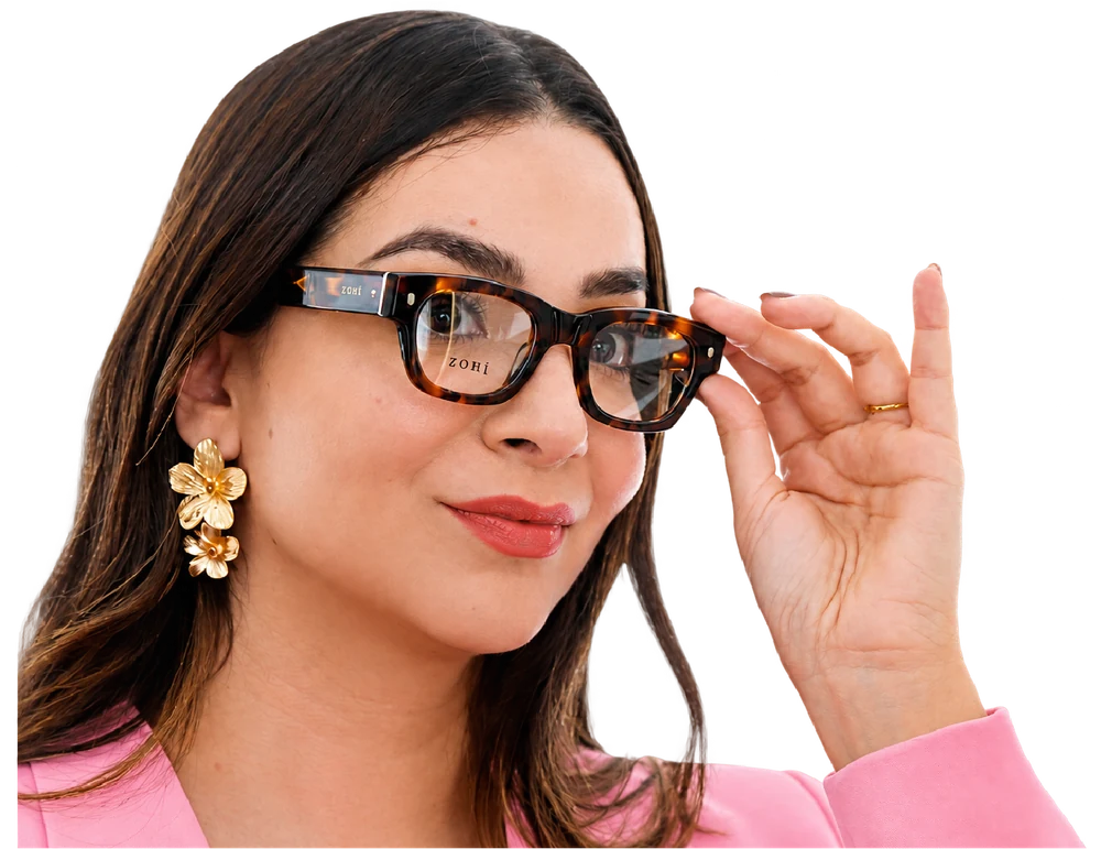 Paciente probándose lentes en la óptica JHOS Eyewear