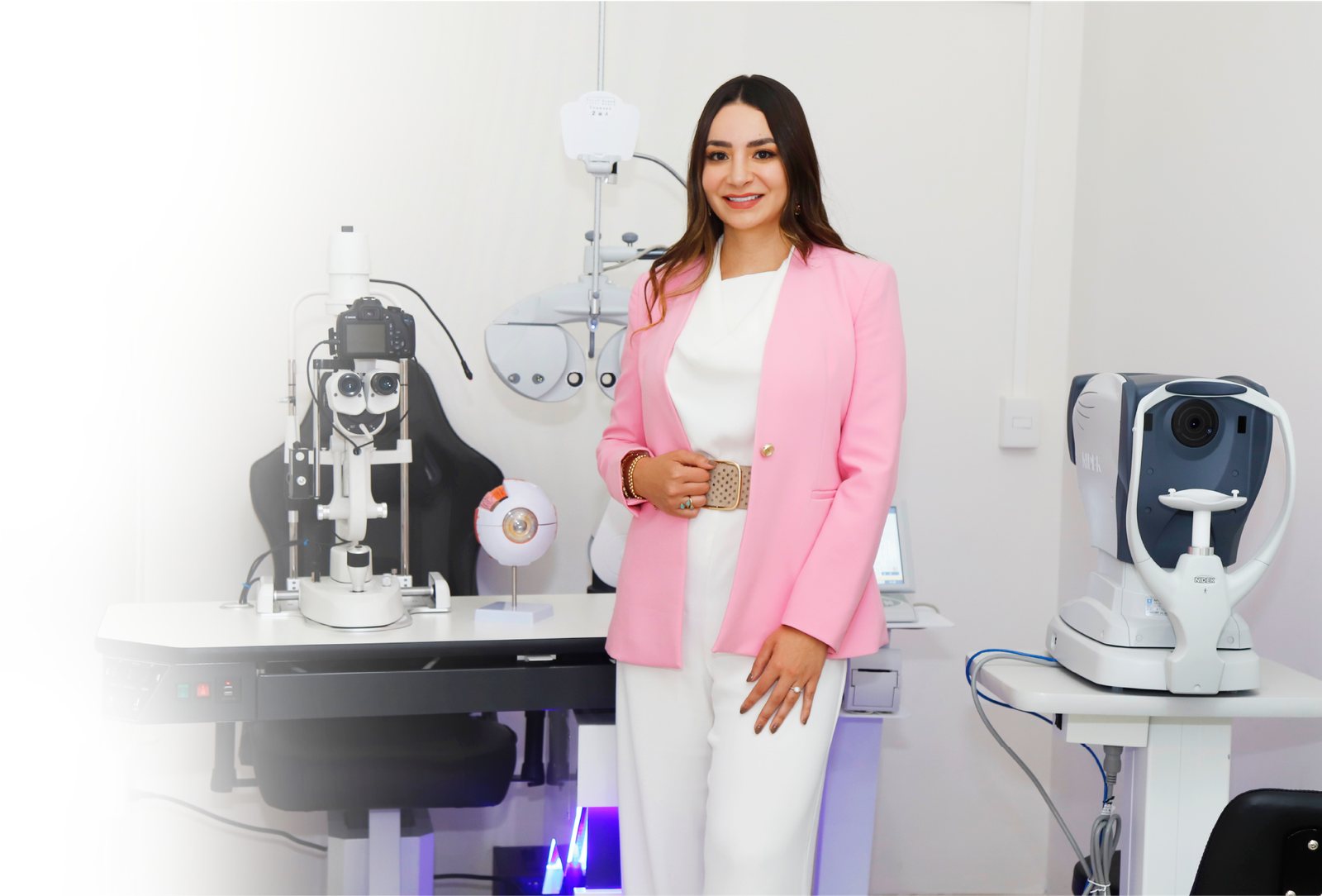 Dra. Jhoselin Denisse Mejía en consultorio oftalmológico